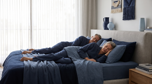 Couple dormant paisiblement, meilleure solution anti-ronflement